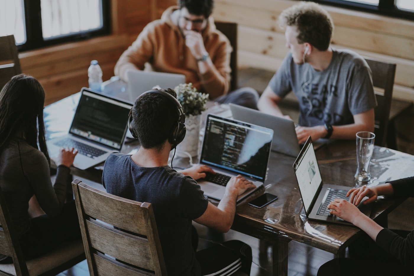 Equipe de desenvolvimento construindo uma aplicação web